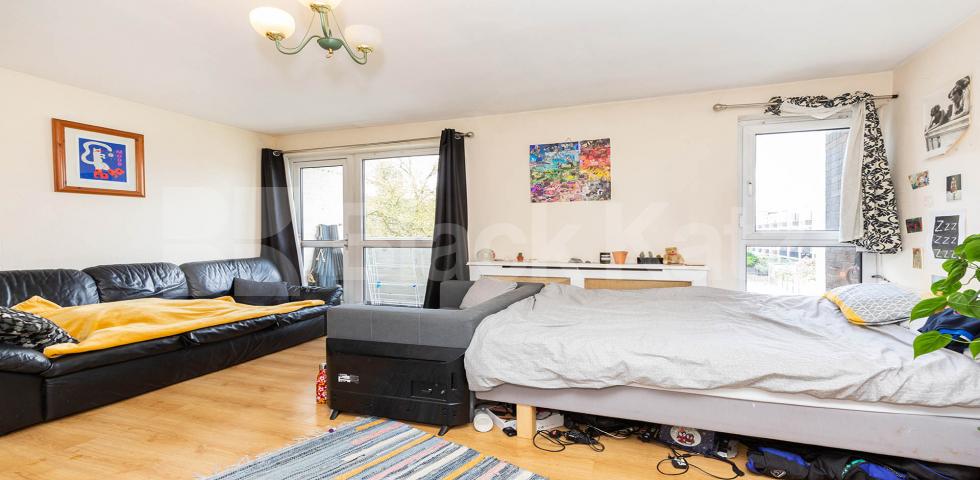 			PERFECT FOR 3 OR 4 SHARERS!, 3 Bedroom, 1 bath, 1 reception Flat			 Banner Street, OLD STREET